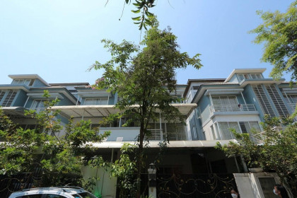 Twin Villa (At Borey Pheng Houth Qauteria) Villa in Phnom Penh Capital