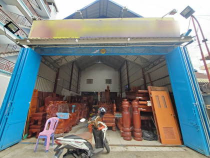 ឃ្លាំងនៅបឹងទំពុន Warehouse in Phnom Penh Capital