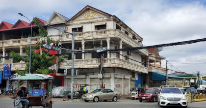 ផ្ទះនៅកែងផ្លូវធំ ជិតផ្សារទំនើបមីដ​ ថោន Flat in Phnom Penh Capital