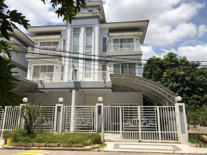 វីឡាភ្លោះកែង​នៅសែនសុខ Villa in Phnom Penh Capital