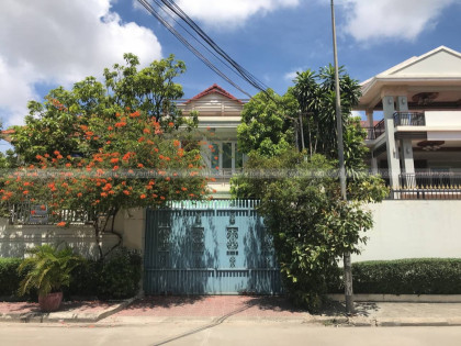 ផ្ទះសម្រាប់បើកការិយាល័យនៅទំនប់ទឹក Flat in Phnom Penh Capital