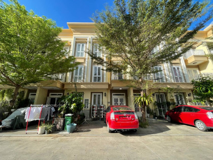 វីឡារកូនកាត់ បុរីដឺមេគង្គរ៉ូយ៉ាល់ជ្រោយចង្វា Villa in Phnom Penh Capital