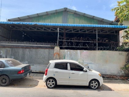 ឃ្លាំងអាជីវកម្មនៅទូលគោក Warehouse in Phnom Penh Capital