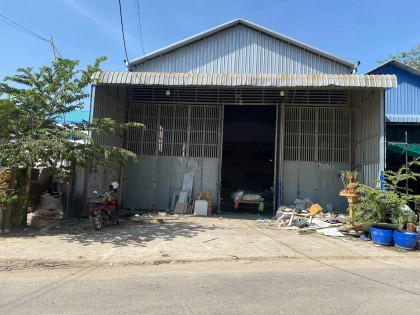 ឃ្លាំងអាជីវកម្មនៅព្រៃទា Warehouse in Phnom Penh Capital