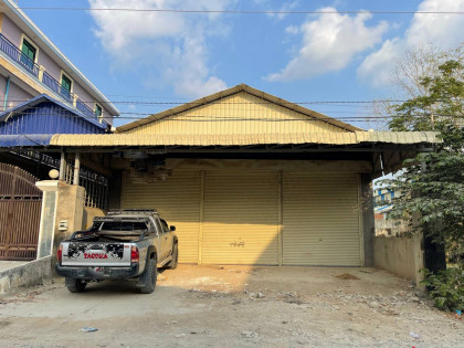 ឃ្លាំងនៅក្បែរផ្លូវព្រៃស Warehouse in Phnom Penh Capital