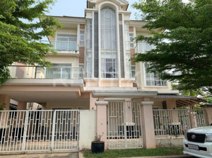 Queen Villa for Rent at Borey Chip Mong Land Sen Sok Villa in Phnom Penh Capital