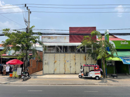 ឃ្លាំងនៅជ្រោយចង្វារ Warehouse in Phnom Penh Capital