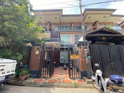 វីឡា នៅបុរី​៩៩៩ ទឹកថ្លា Villa in Phnom Penh Capital