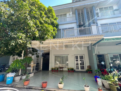 បុរីប៉េងហួតបឹងស្នោរ Villa in Phnom Penh Capital