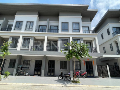 វីឡាកូនកាត់នៅបុរីជីប ម៉ុង់ ផាកលែន ៦ អា Villa in Phnom Penh Capital