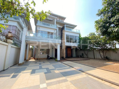 Villa At Borey Peng Hout The Starlight Villa in Phnom Penh Capital