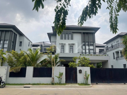 វីឡាទោលនៅបុរីជីបម៉ុង៥៩៨ Villa in Phnom Penh Capital