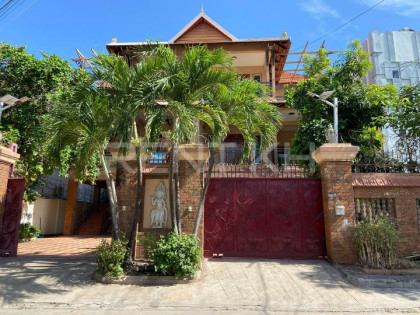 វីឡាទោលនៅទួលទំពូង Villa in Phnom Penh Capital