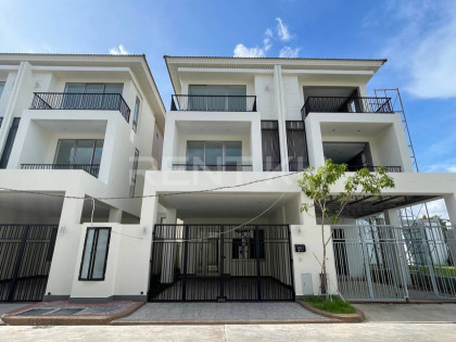 Twin Villa Modern for Rent in Borey Peng Houth The Star Mera Garden Villa in Phnom Penh Capital