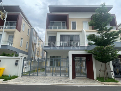 វីឡាភ្លោះសម្រាប់ជួលនៅបុរីអរគីដេ Villa in Phnom Penh Capital