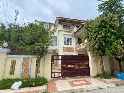 Corner Villa for Rent nearby Rathana Plaza SuperMarket Villa in Phnom Penh Capital