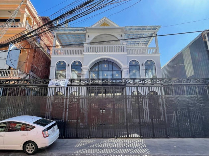 Shop House near Boeng Trabaek Market Building in Phnom Penh Capital