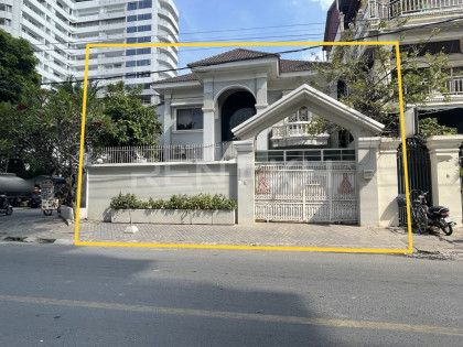 Cornner Single Villa for Rent at BKK1 Villa in Phnom Penh Capital