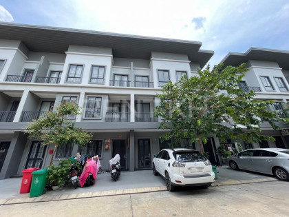 វីឡាកូនកាត់នៅបុរីជីបម៉ុង​ជ្រោយចង្វារ Flat in Phnom Penh Capital