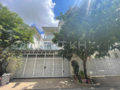 Twin villa for Rent at Borey Chip Mong, near Aeon Mall 2 Sen Sok Villa in Phnom Penh Capital