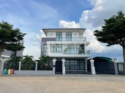 Single Villa for rent at Borey​​  a ressorts Villa Villa in Phnom Penh Capital