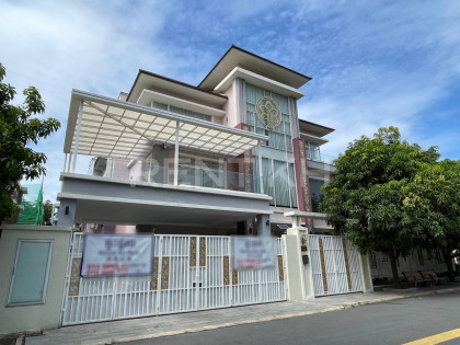 King Villa for Rent at Borey Orkide Vila The Royla Villa in Phnom Penh Capital