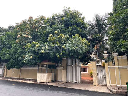 Single Villa for Rent at Sangkat Tuol Kuok Villa in Phnom Penh Capital