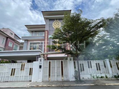 King Villa for Rent at Borey Orkidē The Royal 2004 Villa in Phnom Penh Capital