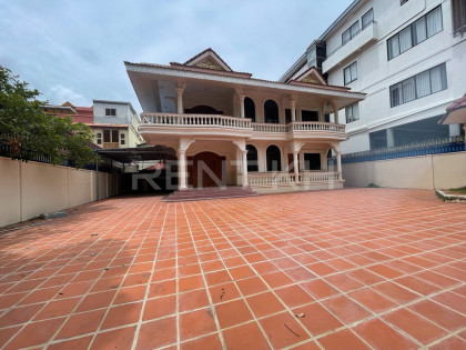 Villa for Rent at Khan Toul Kouk Villa in Phnom Penh Capital