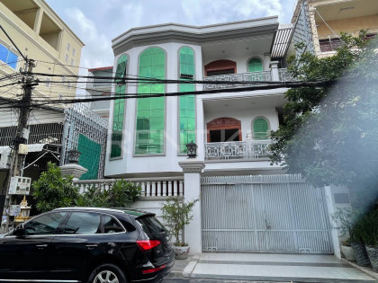 Villa for Rent at Khan Tuol Kuok Villa in Phnom Penh Capital
