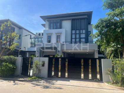 វីឡាសម្រាប់ជួលនៅបុរី ជីប ម៉ុងលែន ៥៩៨ / Villa Queen-A for Sale at Borey Chip Mong Land, ParkLand 598 Villa in Phnom Penh Capital