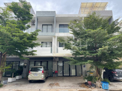 វីឡាកូនកាត់សម្រាប់ជួលនៅបុរីអារ៉ាតាសែនសុខ / Link House for Rent at Borey Arata Villa in Phnom Penh Capital