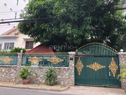 Single Villa for Rent at Near Toul Tom Poung Market Villa in Phnom Penh Capital
