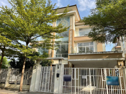 វីឡាឃ្វីនសម្រាប់ជួលនៅបុរីអរគីដេ ២០០៤ Villa in Phnom Penh Capital