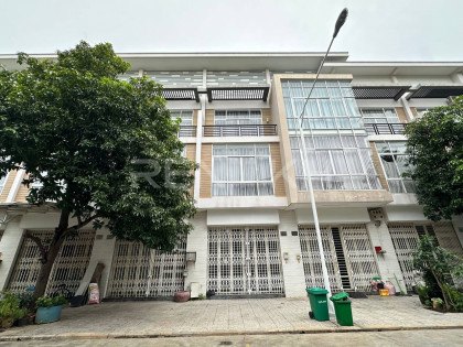 ផ្ទះល្វែងនៅបុរីប៉េងហួត ផ្លូវជាតិលេខ៦ Flat in Phnom Penh Capital