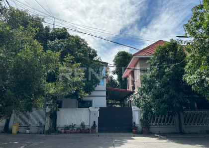 វីឡាកូនកាត់នៅបុរីសុភមង្គលជ្រោយចង្វារ​ Villa in Phnom Penh Capital