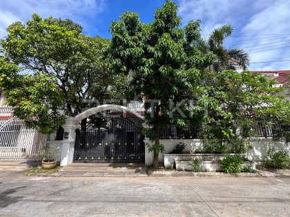 វីឡាកូនកាត់នៅបុរីសុភមង្គលជ្រោយចង្វារ​ Villa in Phnom Penh Capital