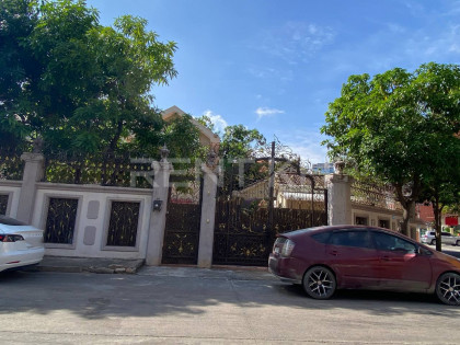 Villa for Rent at Khan Tuol Kuok Villa in Phnom Penh Capital