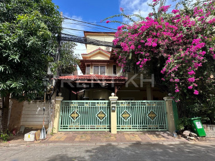 វីឡាកូនកាត់នៅបុរីសុភមង្គលជ្រោយចង្វារ​ Villa in Phnom Penh Capital