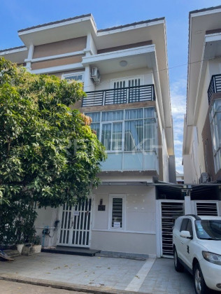 Link House For Rent at Borey Thai Chhunkry Villa in Phnom Penh Capital