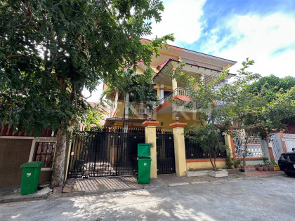 វីឡាកូនកាត់នៅបុរីសុភមង្គលជ្រោយចង្វារ​ Villa in Phnom Penh Capital