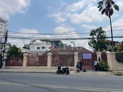 Villa for Rent at Khan Toul Kork, On The Main Road Villa in Phnom Penh Capital