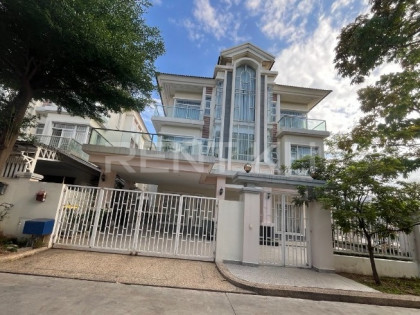 Queen Villa For Rent at Borey Chip Mong Sen Sok Villa in Phnom Penh Capital