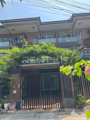 Link House For Rent at Borey 999, Sangkat Tuek Thla Villa in Phnom Penh Capital