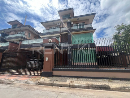Single Villa For Rent at Borey 999, Sangkat Tuek Thla Villa in Phnom Penh Capital