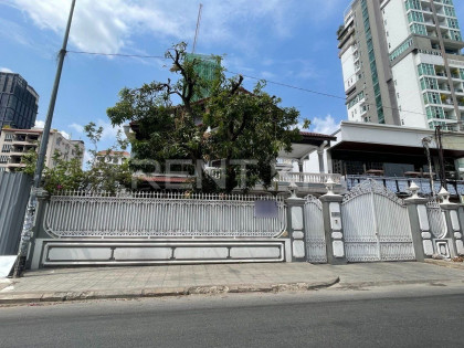 Shop House for Rent at Sangkat BKK1 Flat in Phnom Penh Capital