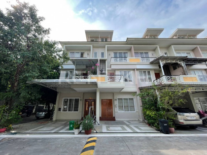 Link house for rent at Borey  Peng huot boeung snor Villa in Phnom Penh Capital