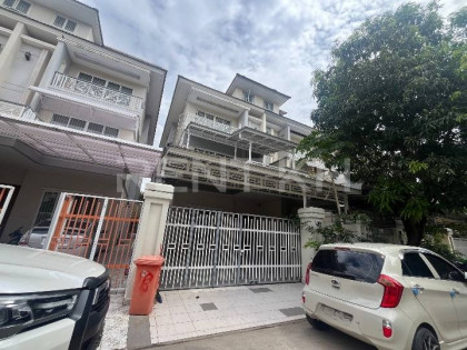 Twin Villa For Rent at Borey Phnom Penh Thmei, Sangkat Tuek Thla Villa in Phnom Penh Capital