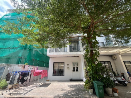 Link House for Rent in Borey Arata Villa in Phnom Penh Capital