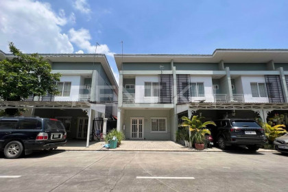 Link House for rent at Borey Peng hout 598 Villa in Phnom Penh Capital
